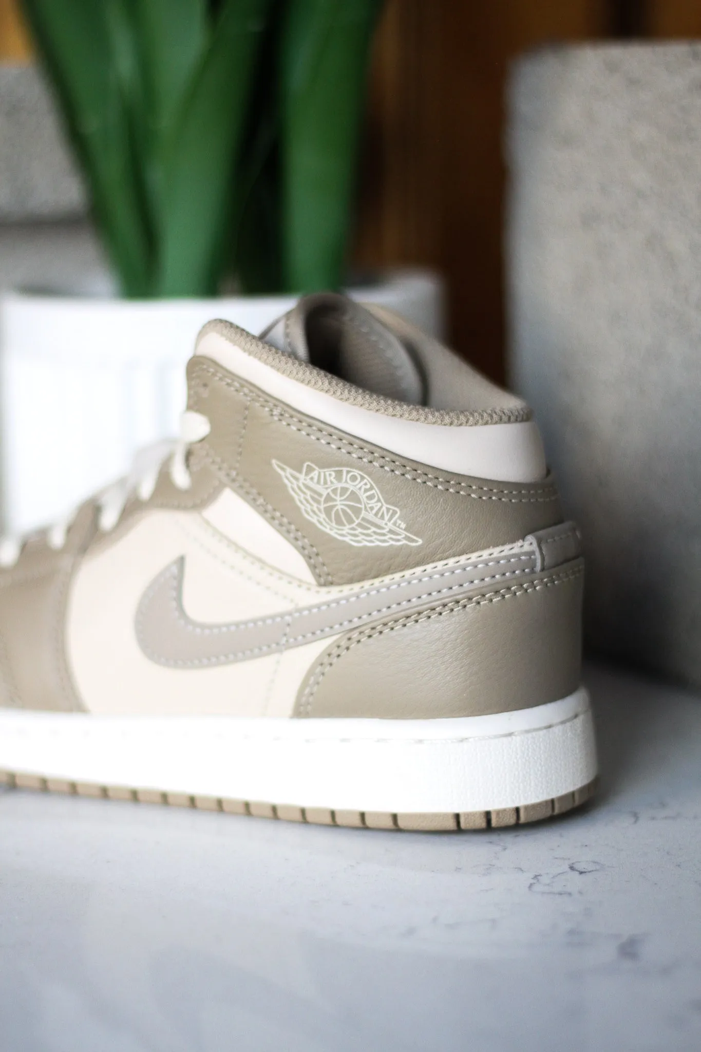 AIR JORDAN 1 MID "LEGEND LT BROWN"