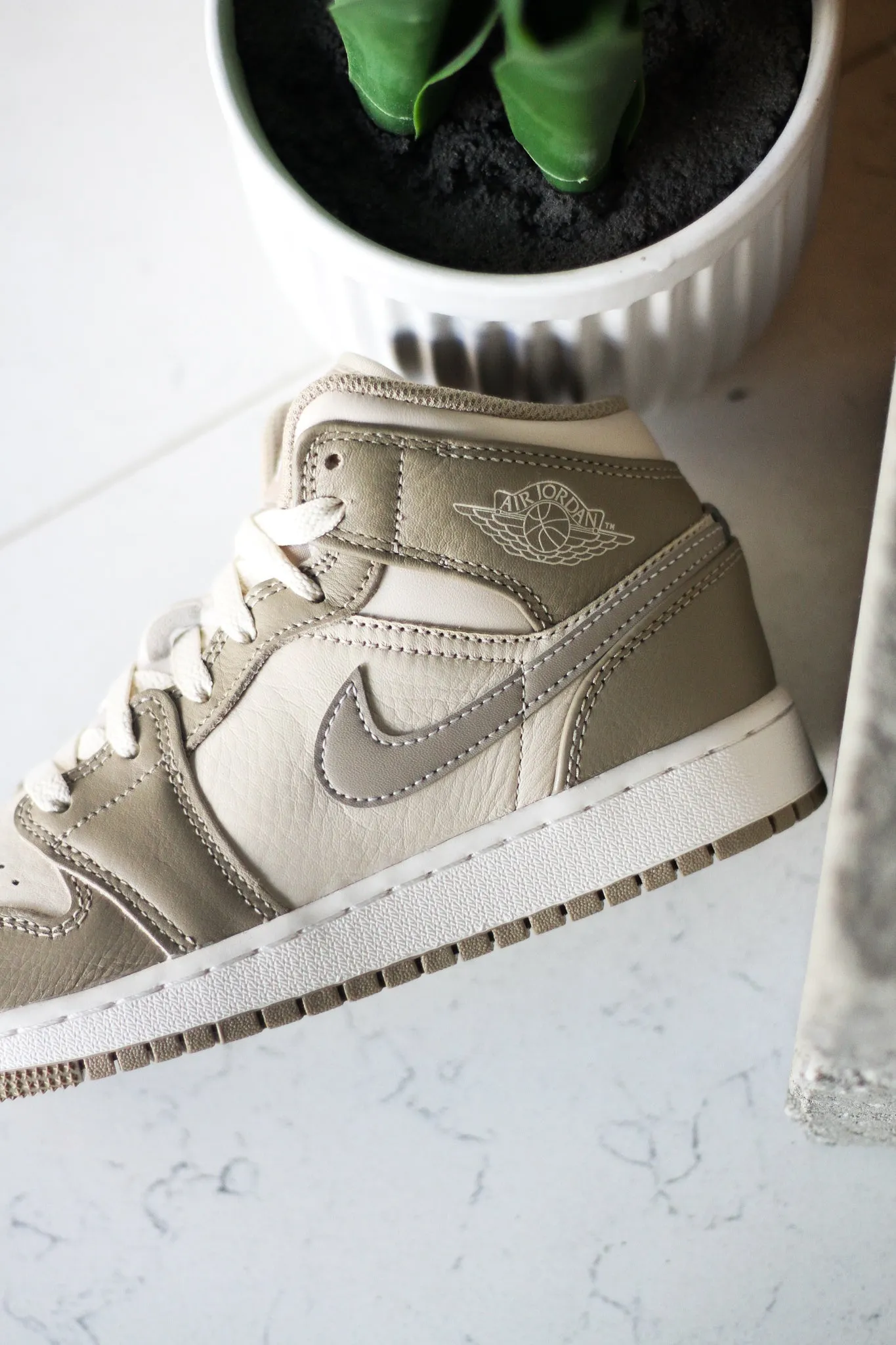 AIR JORDAN 1 MID "LEGEND LT BROWN"